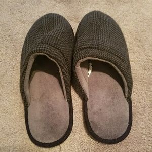 Men's slipper, barely worn, great condition